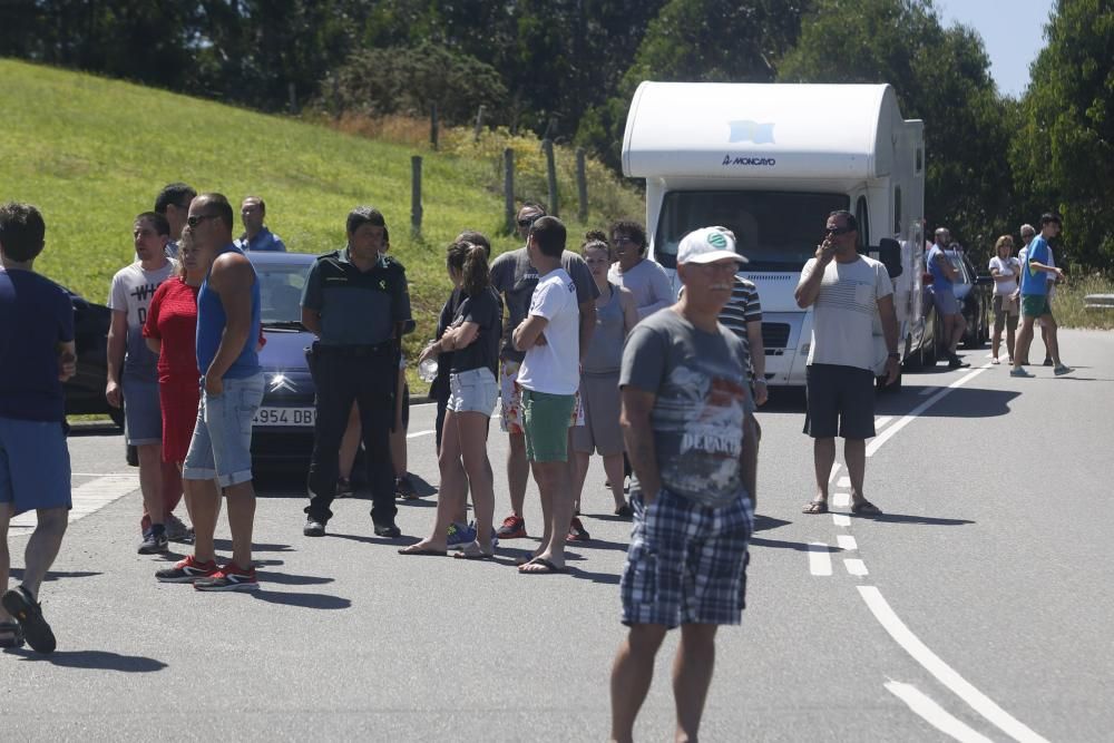 Concentración de los vecinos de Bayas, en Castrillón, contra la presencia de perros en la playa