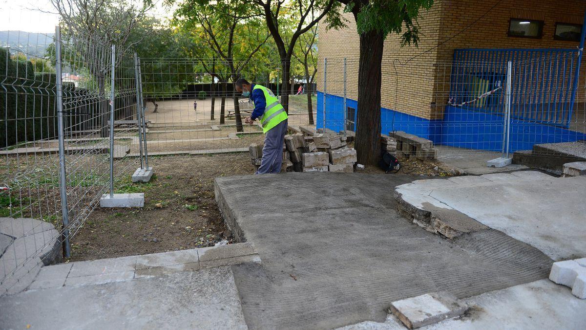 Obras en el colegio Miralvalle de Plasencia, que llevan paradas más de un año.