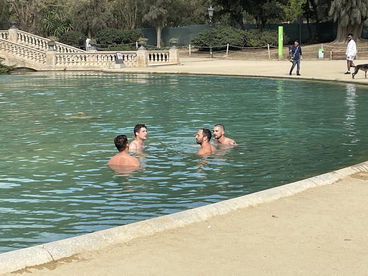 Banyar-se al llac de la Ciutadella: cinc homes fan un capbussó a la font Banyar-se al llac de la Ciutadella: cinc homes fan un capbussó a la font