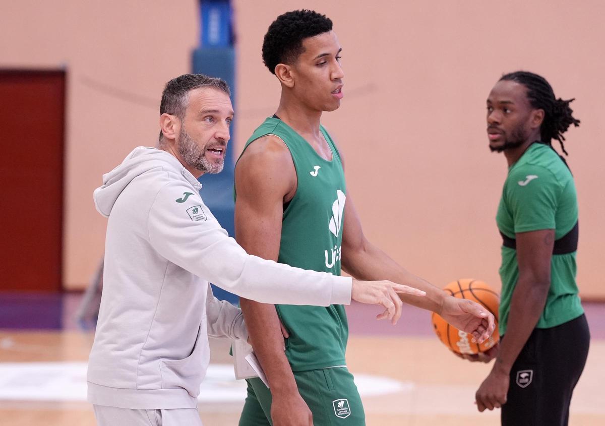 Ibon Navarro, junto a Tyson Pérez y Kendrick Perry en el último entrenamiento en Málaga antes de viajar a Galicia.