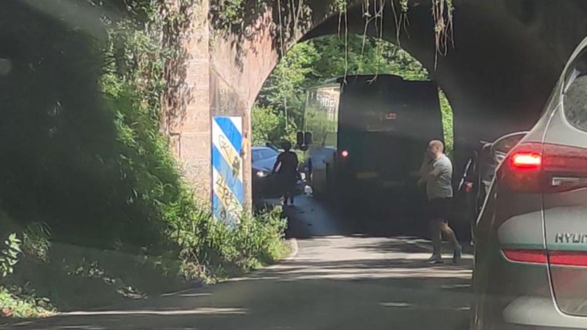 Un turismo y un autobús sufren un accidente de tráfico en La Plata