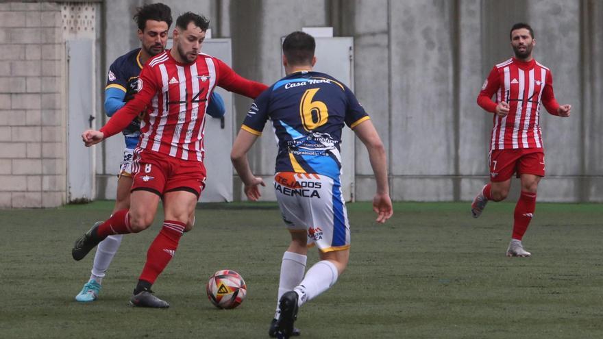 Fran Monroy conduce el balón con Félix al fondo en el Alondras-Arzúa.