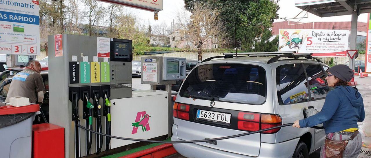 Usuarios repostando en la gasolinerade Alcampo, en Vigo.