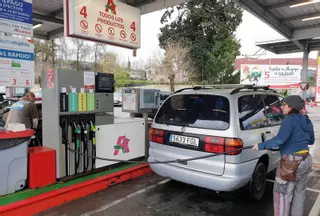 El precio de la gasolina marca su mínimo anual y ya cuesta menos que con el descuento