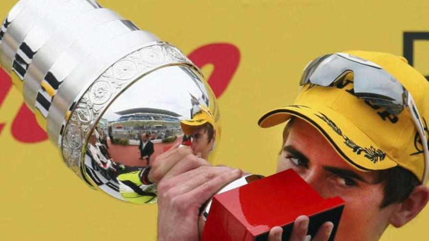 Terol besa la copa que le acredita como vencedor en Portugal.