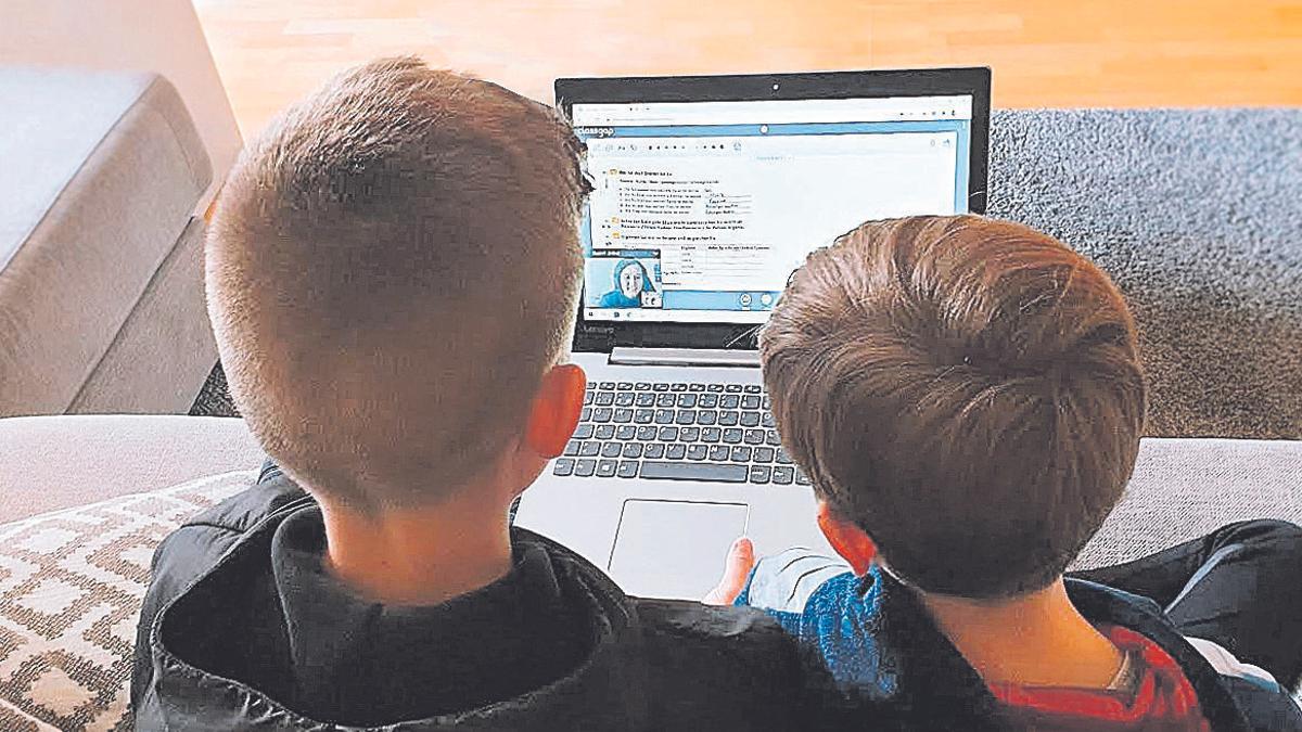 Niños dando clase online