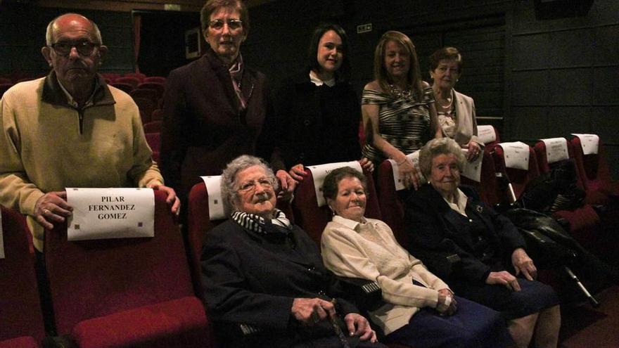 De pie, por la izquierda, Alfonso García, Pilar Robles, Lara Tomás, Magdalena Martínez y Enedina Martínez. Sentadas, en el mismo orden, las homenajeadas Pilar Fernández, Inés Braña y Ceferina Menéndez, ayer, en el Teatro Prendes.