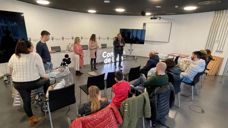 Entrega de cestas de bienvenida. Este viernes el alcalde de Lalín, José Crespo, hizo entrega de las cestas de bienvenida de la natalidad a seis familias. El lote está compuesto por varios productos básicos para el cuidado de los recién nacidos y es además un gesto de recibimiento por parte del Concello a estos nuevos vecinos del municipio. La entrega tuvo lugar en las dependencias del consistorio, y en el acto el regidor estuvo acompañado por la teniente de alcalde, Paz Pérez, así como por los concejales Begoña Blanco y Avelino Souto.