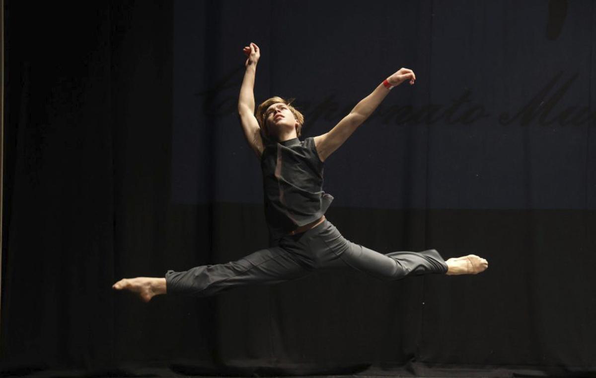 Uno de los bailarines ejecutando un salto. | GUSTAVO SANTOS