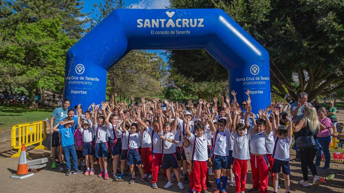 Fotografía de familia de participantes en la quinta carrera solidaria.