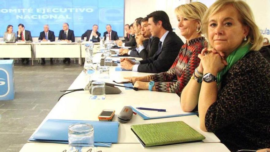 Mercedes Fernández, en primer término, durante un comité ejecutivo nacional del PP celebrado en 2014.