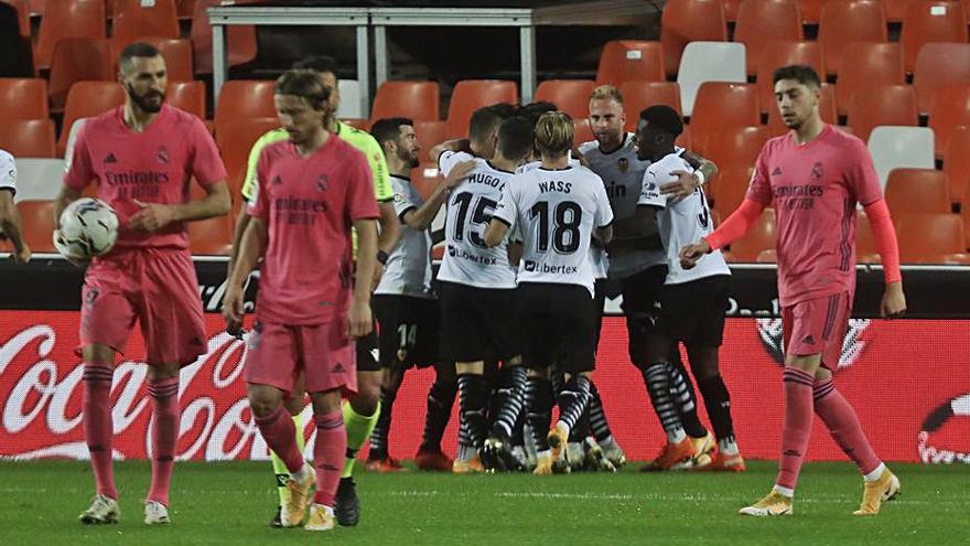 Los futbolistas del Valencia celebran un gol ante el Madrid. | J.M. LÓPEZ