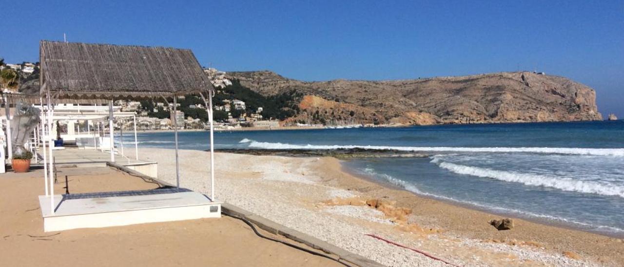 Xàbia paraliza unas obras sin licencia en el local de moda de la playa del Benissero