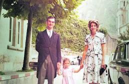 Con su primera hija, Susana, y con Jaime, en una boda en Covadonga en 1975. 