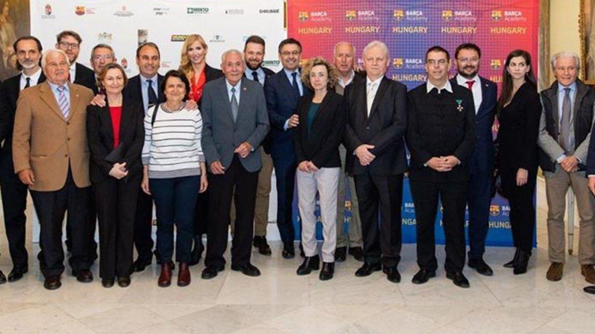 La foto de familia de las personas que intervinieron en el homenaje a Sándor Kocsis con motivo del 90 aniversario de su nacimiento