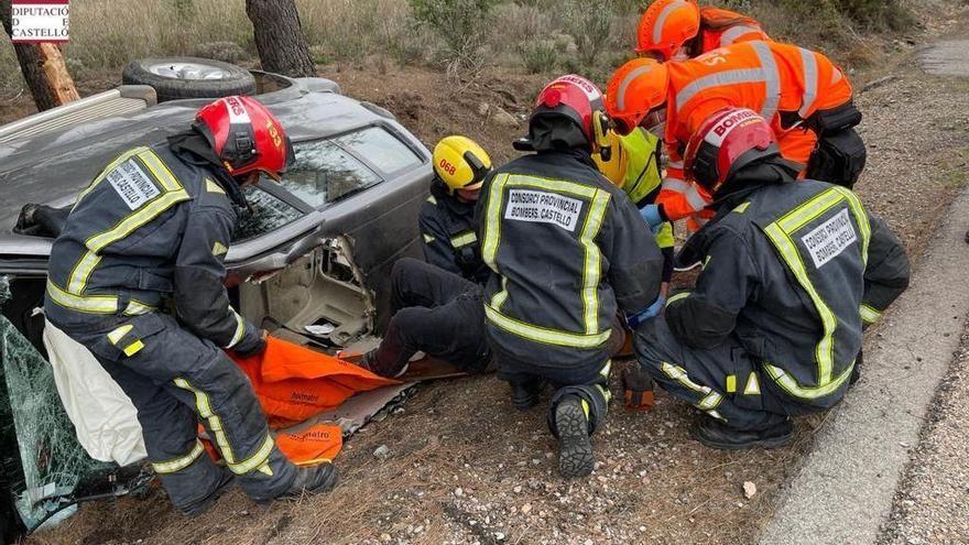 Dos heridos tras dar su coche varias vueltas de campana en un municipio de Castellón