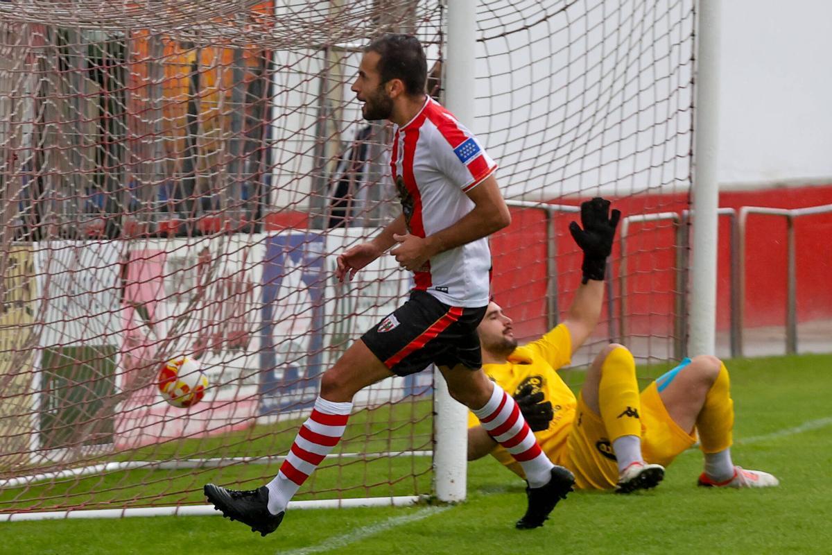 Adri Rodríguez marca uno de los dos tantos que anotó ayer al Silva.