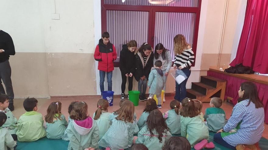 Reciclando desde el colegio: Alumnos del IES El Batán enseñan a niños de Infantil la importancia de la gestión de residuos