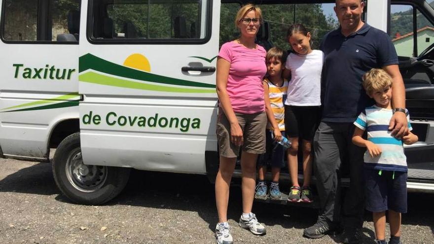 Rocío Águila y José Carlos Fernández, con sus hijos, Javier, María y Carlos, ayer, en Sotu Cangues.