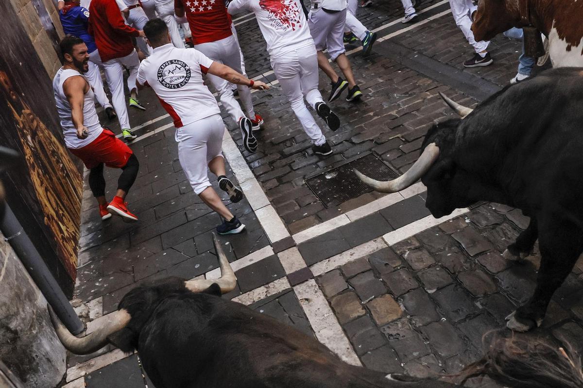 Los mozos, durante el cuarto encierro de los Sanfermines con toros de la ganadería La Palmosilla, el domingo 10 de julio en Pamplona. 