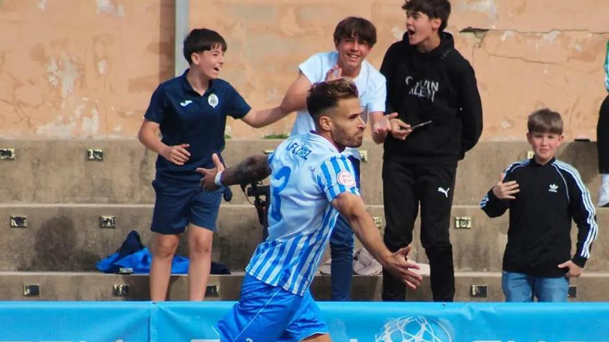 Un jugador del CF Gandia y la afición celebran uno de los goles