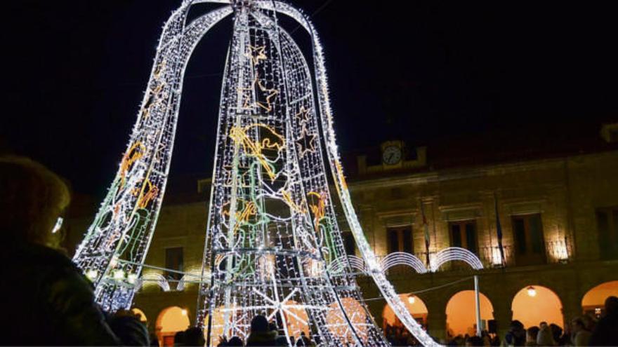 Campana de Navidad de nueve metros de altura instalada en la Plaza Mayor de Benavente como parte de la iluminación navideña de este año en la ciudad. |