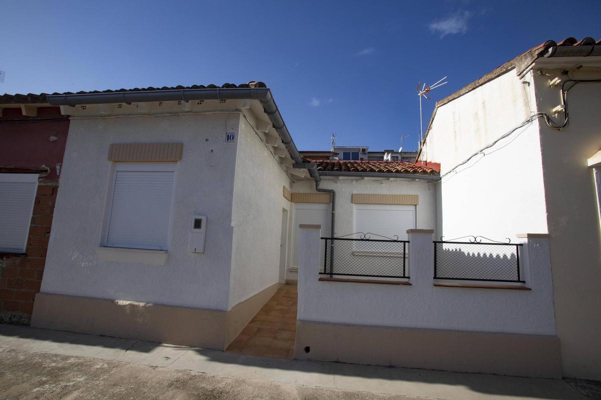 Una de las antiguas casas de los maestros de Llanera de Ranes destinada a vivienda social.