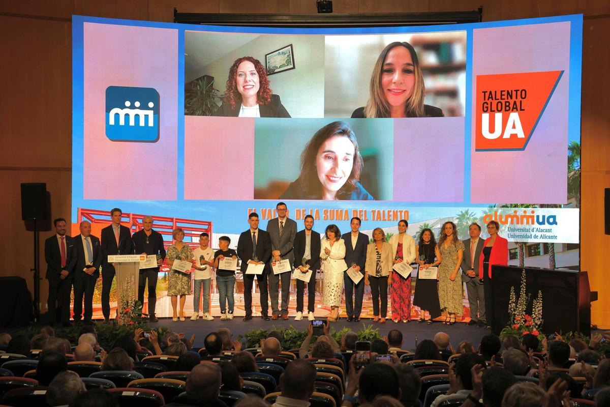 Premiados y familiares que recogieron el premio Ilustre Embajador de la UA