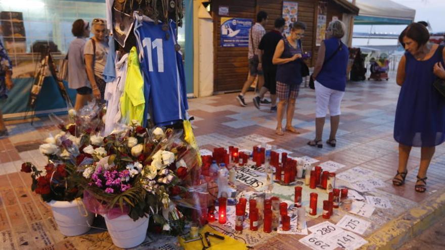 Altar improvisado que los vecinos levantaron tras el atropello mortal en Santa Pola.