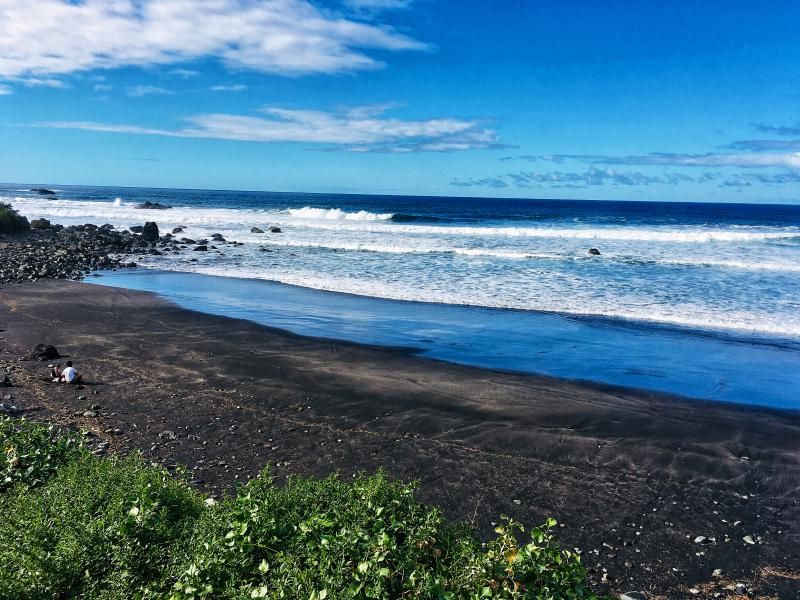 Falta de aparcamiento en las playas de Roque de las Bodegas y Almáciga, en Anaga