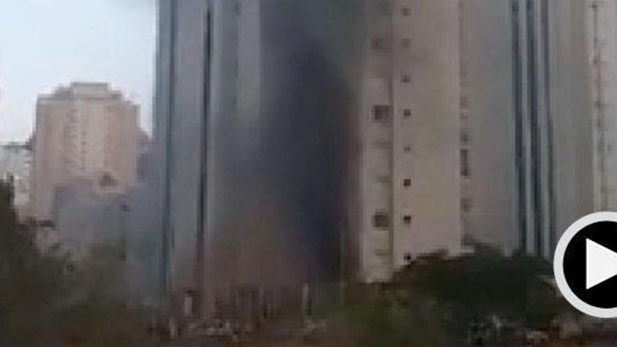 Desalojan parte del edificio Atrium Beach al incendiarse un vehículo en el garaje