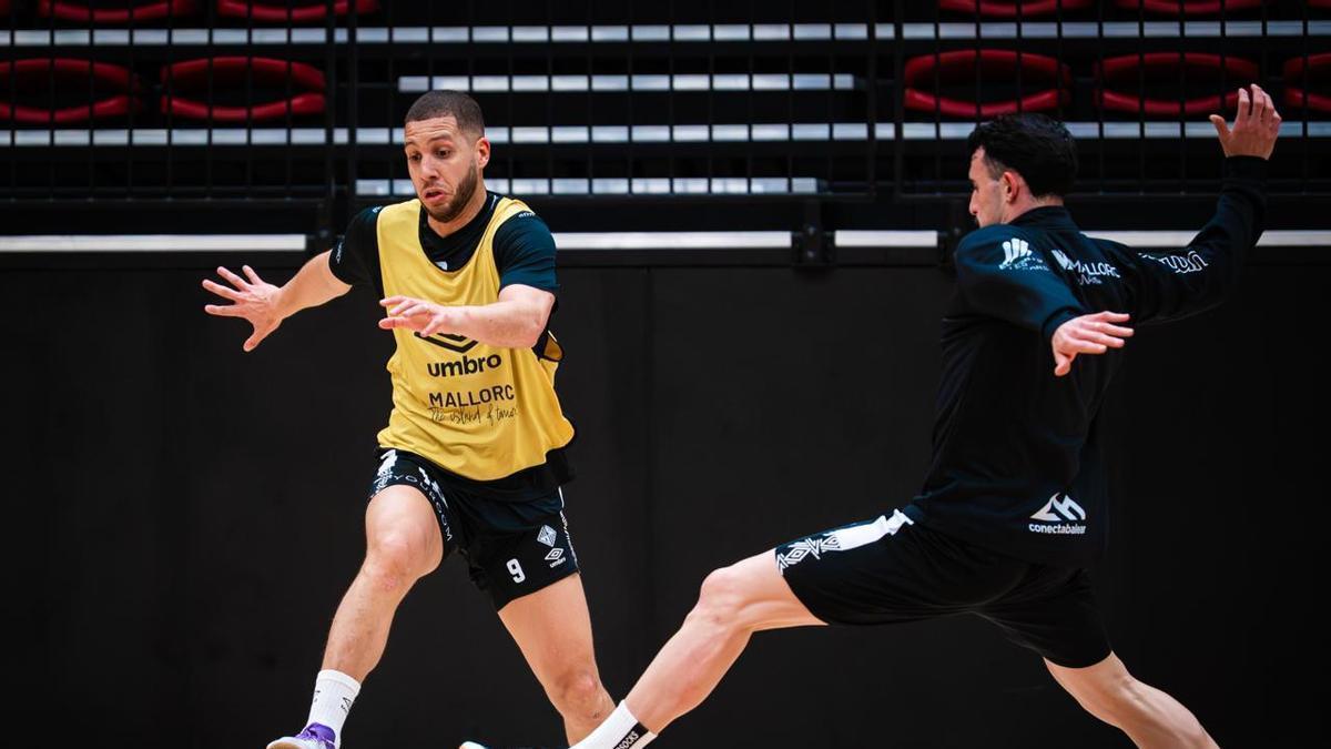 Charuto conduce el balón ante la presión de Deivao en la sesión en Riga.