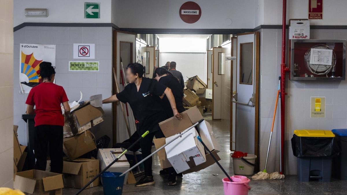 Tareas de limpieza en un IES de la zona cero de la dana