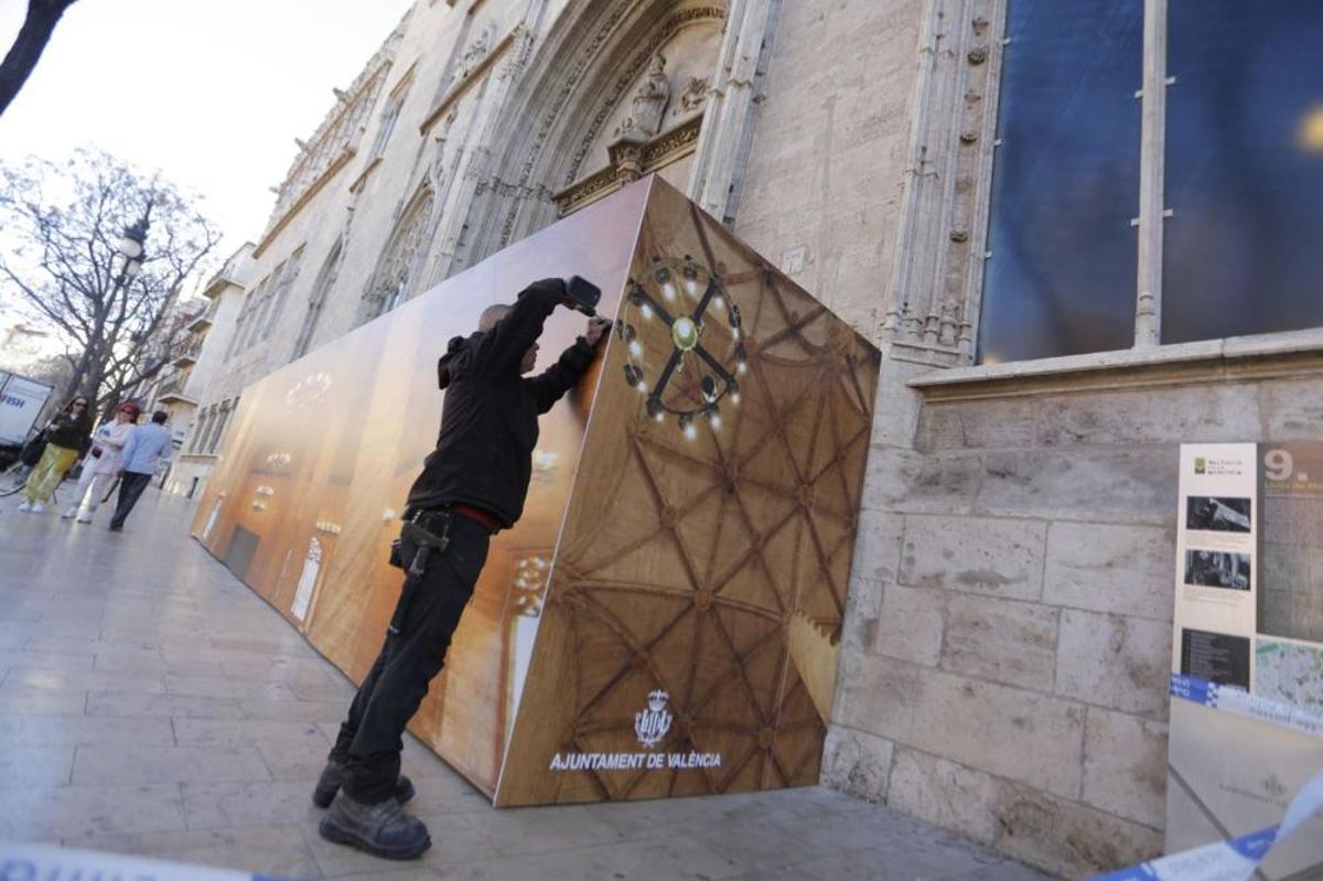 La valla antiorines instalada hoy en la Lonja para protegerla del incivismo en Fallas.