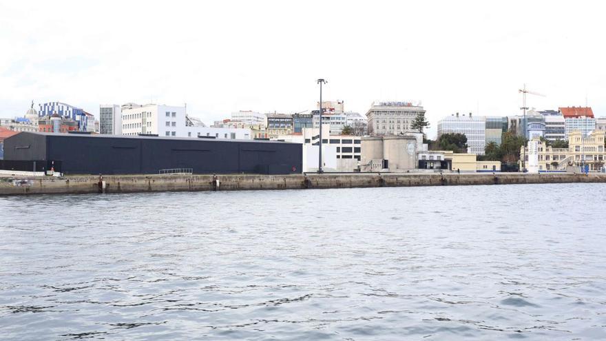 Nave y silos usados por la Fundación Marta Ortega en el muelle de Batería, con la ciudad al fondo.   | // IAGO LÓPEZ