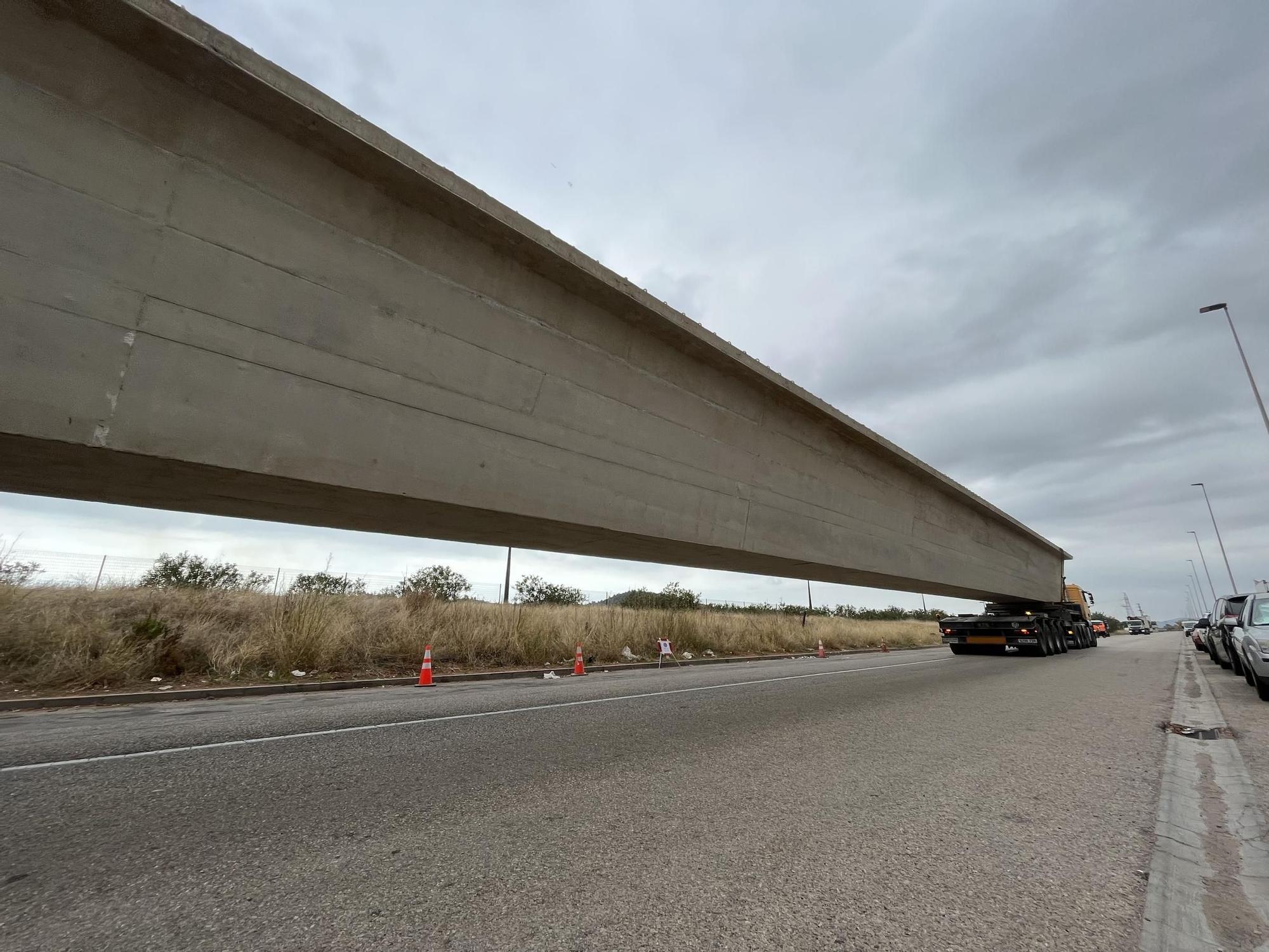 La compleja llegada de la primera megaviga para el puente industrial de la Vall, en imágenes