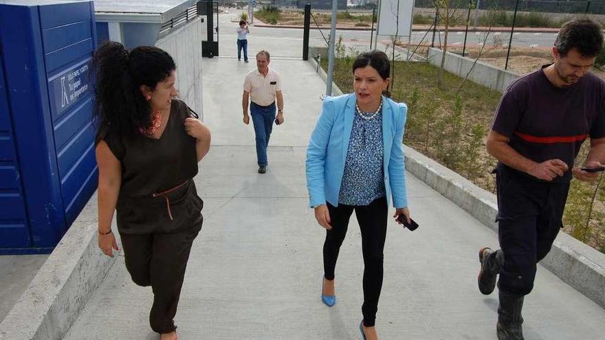 Julia Loureiro y Nidia Arévalo, durante una visita reciente al punto limpio de A Veigadaña. // FdV