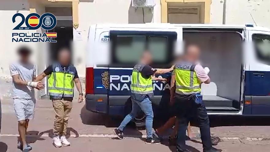 Detenidos cinco hombres por robar tarjetas de crédito de los coches en Russafa
