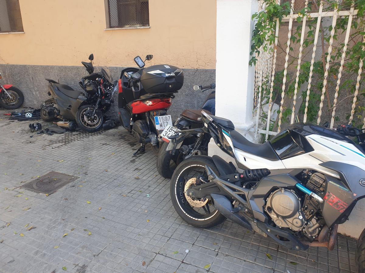 Un coche se estrella contra varias motos aparcadas en la calle Joan Miró de Palma.