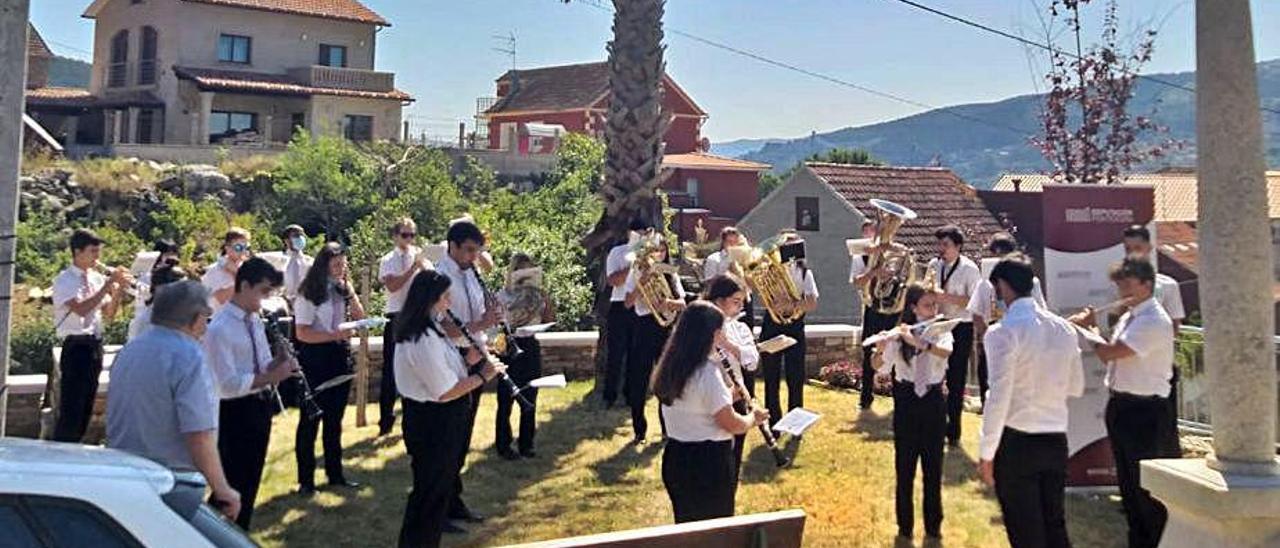 Arriba, ensayo de Airiños do Morrazo en la alameda con distancia entre los músicos; Iizqda., primer concierto tras el confinamiento en San Benito.