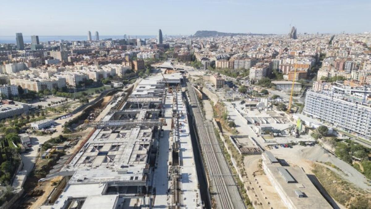 Vista aèria duna part de ledifici en obres de lestació de la Sagrera
