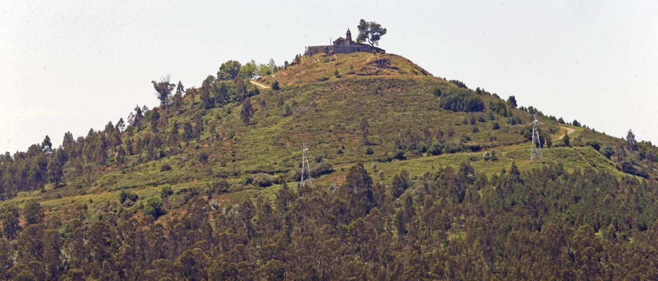 Vista de la cumbre de A Peneda con la ermita y el alcornoque.