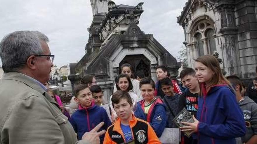 Manuel Ángel Hidalgo dirige una visita guiada por el cementerio de La Carriona con un grupo de niños, en una imagen de archivo.