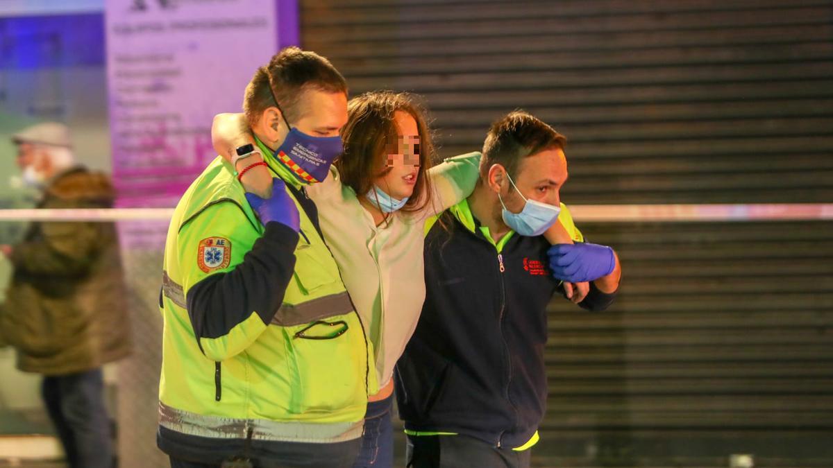 Una mujer, atendida por los sanitarios tras el incendio.