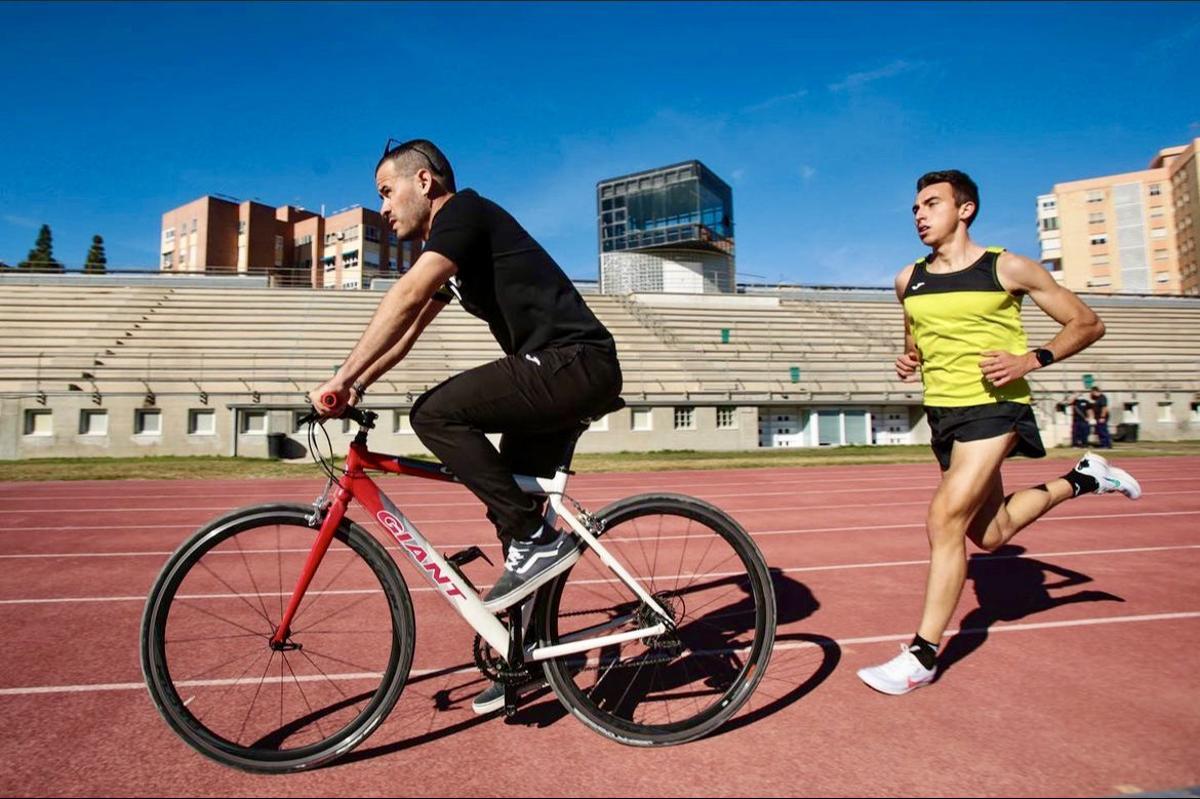 Un entrenamiento del atleta alicantino en la pista de atletismo del Tossal.