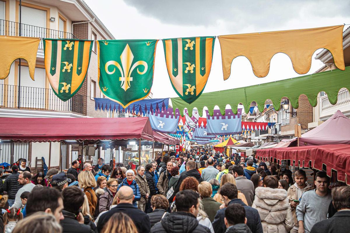 El mercado de los Borja llenó las calles de Llombai de visitantes durante el fin de semana.