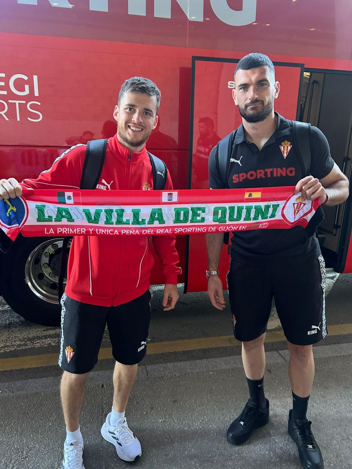 Guiller Rosas, izquierda, y Pablo Vázquez, con la bufanda de la peña La villa de Quini.