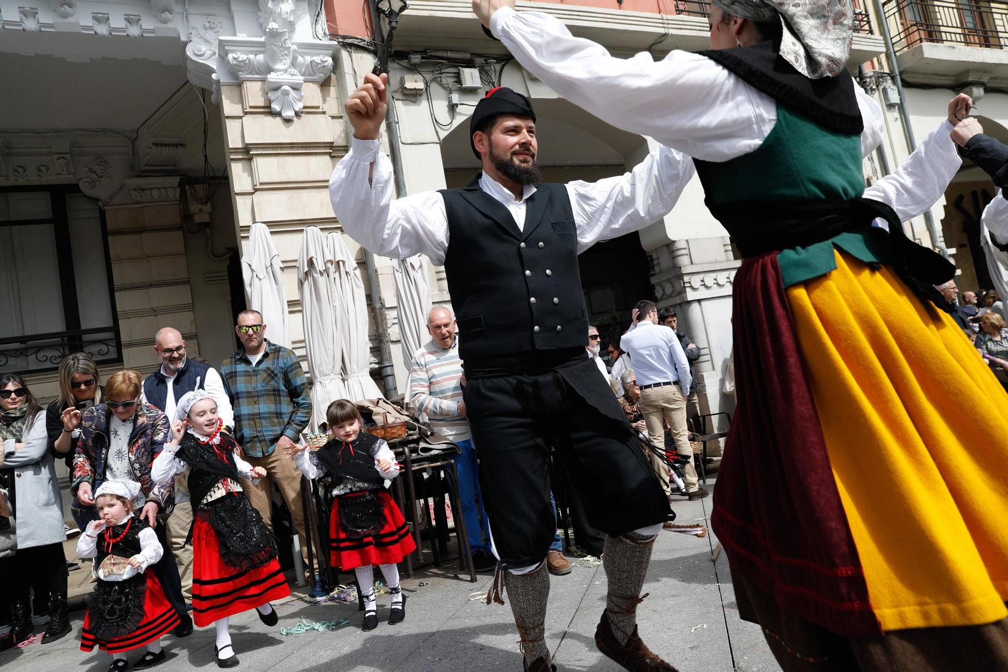 EN IMÁGENES: El multitudinario desfile de carrozas de El Bollo en Avilés
