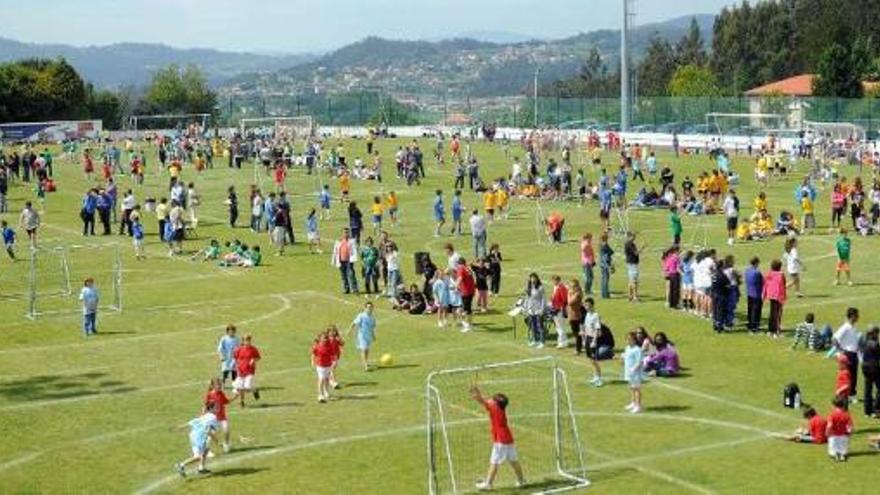 Una vista de los partidos de balonmano de ayer en Príncipe Felipe. // Rafa Vázquez