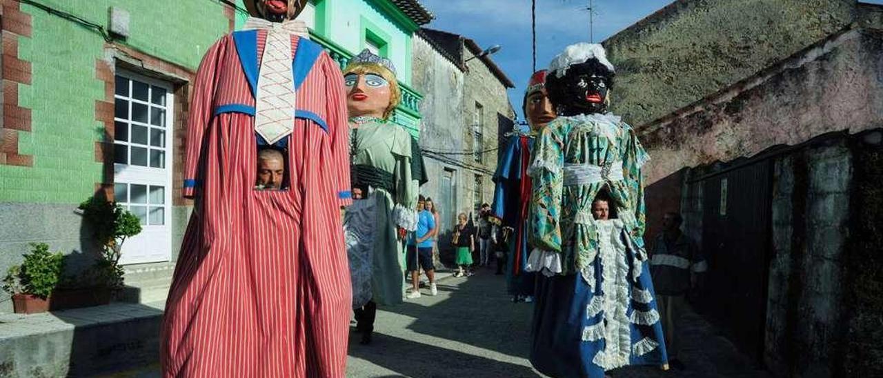 Ambiente de fiesta en el centro carrilexo, con los típicos gigantes y cabezudos. // Iñaki Abella